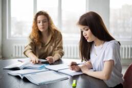 Apprendre l’anglais avec des cours collectifs ou des cours individuels ?
