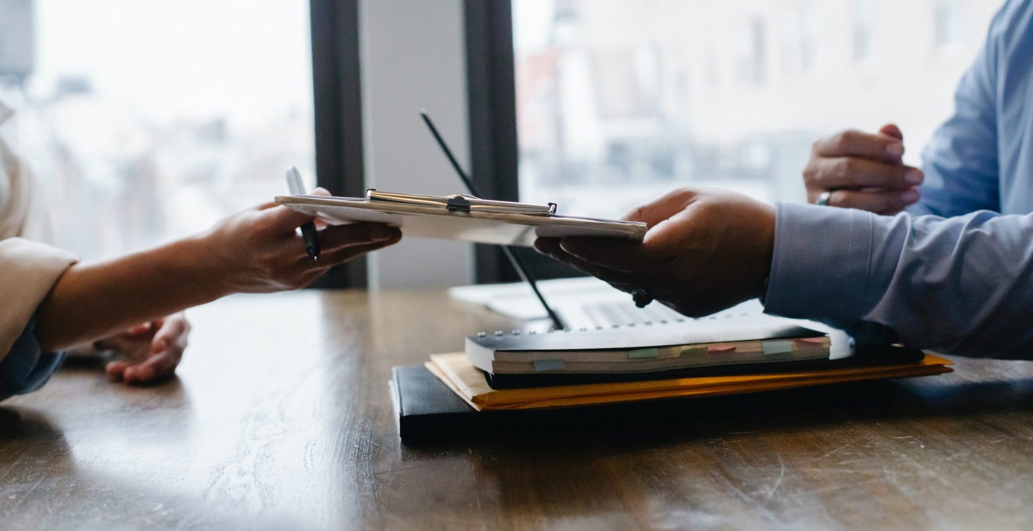 Communication entre deux employés de bureau