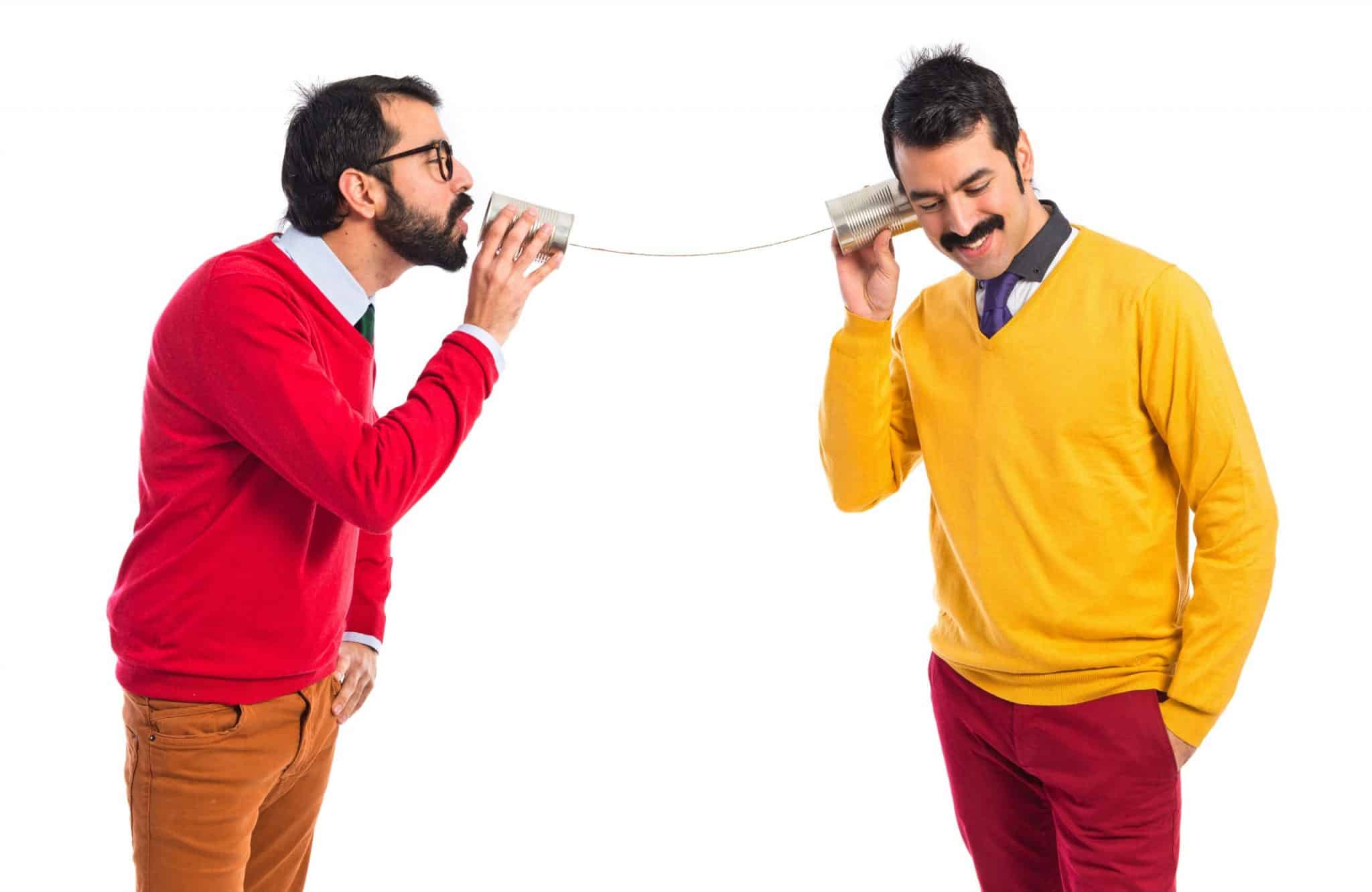 Deux hommes qui essayent de communiquer entre eux