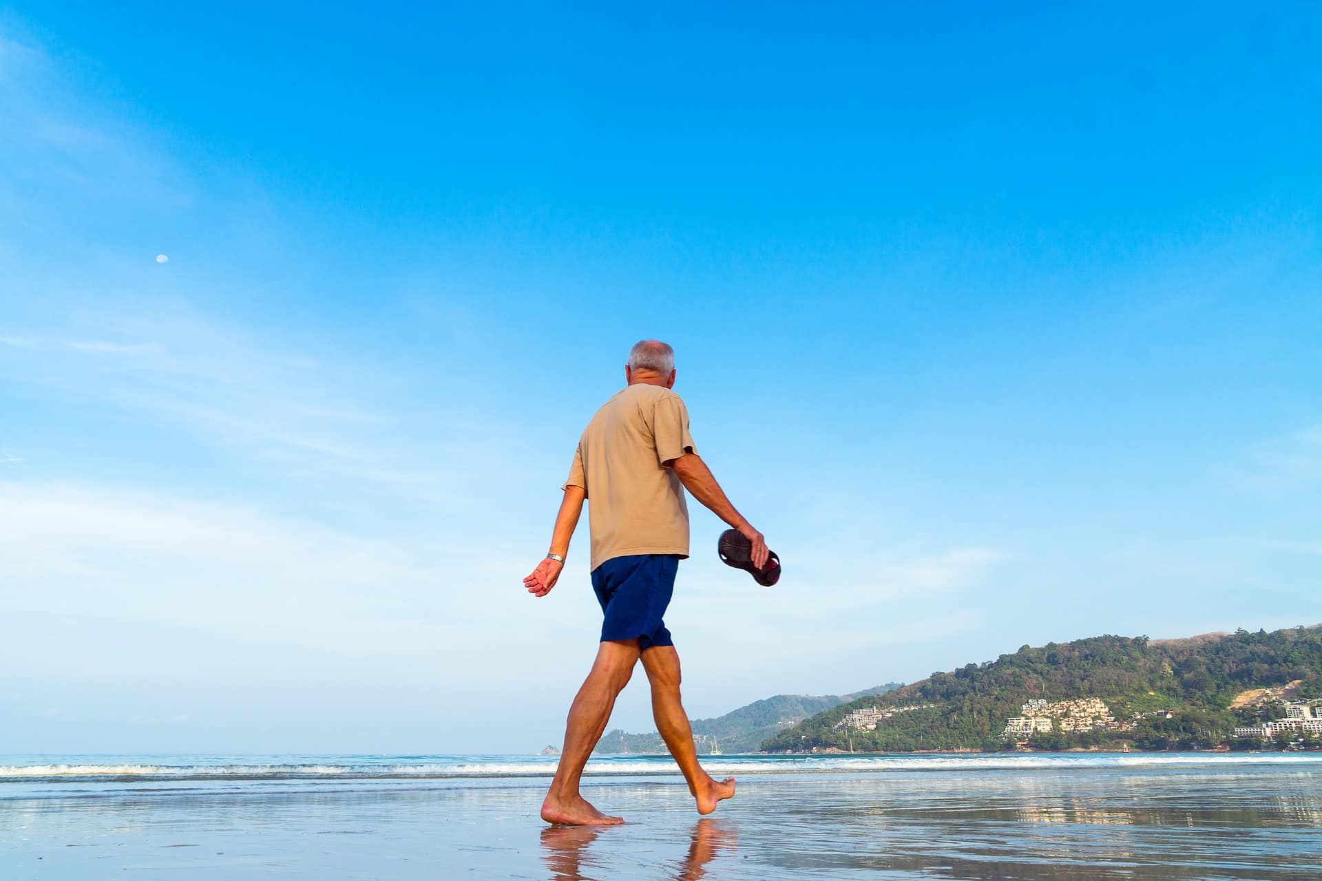 Personne retraitée à la mer