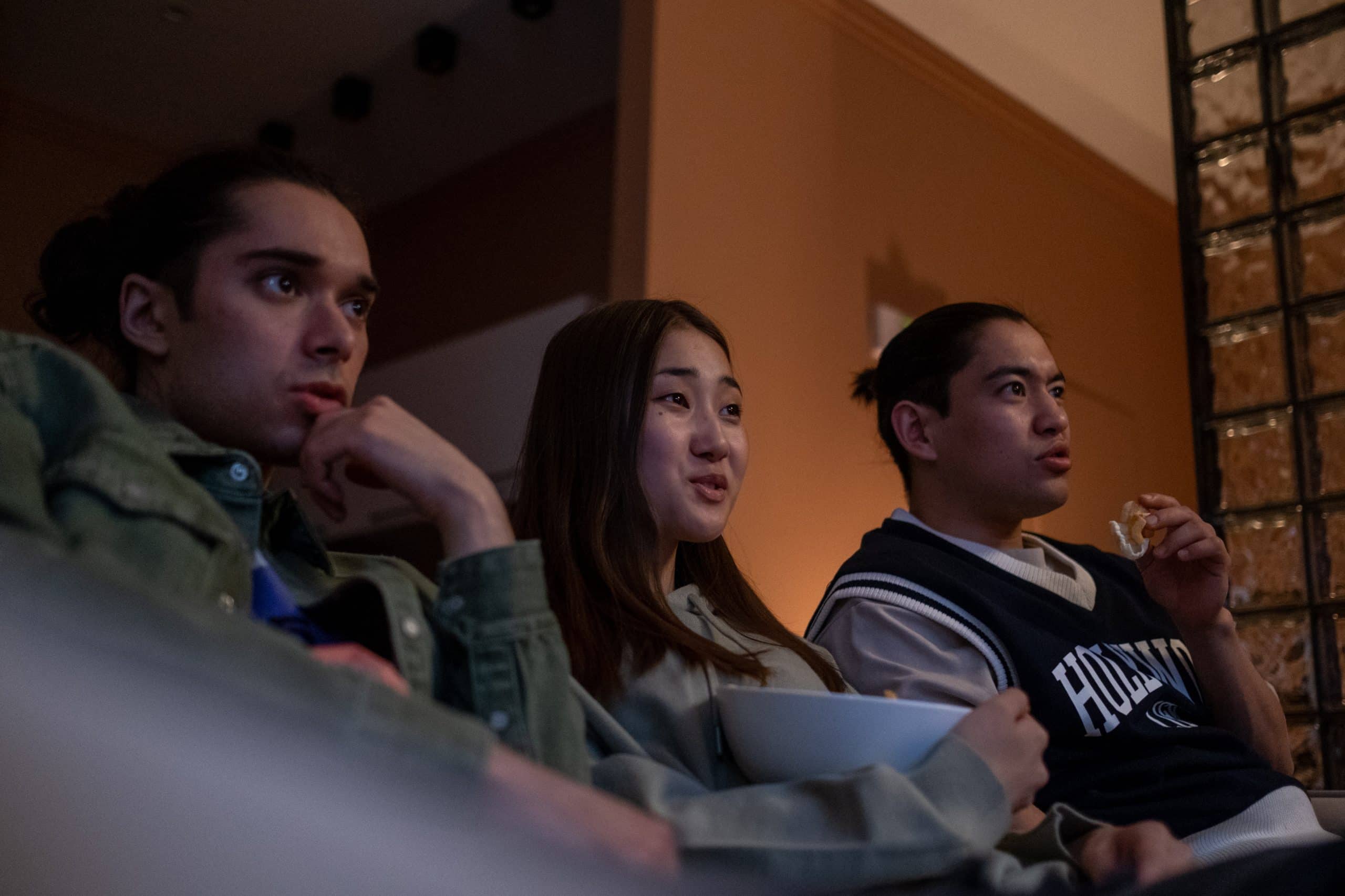 groupe d'amis regardent la tv