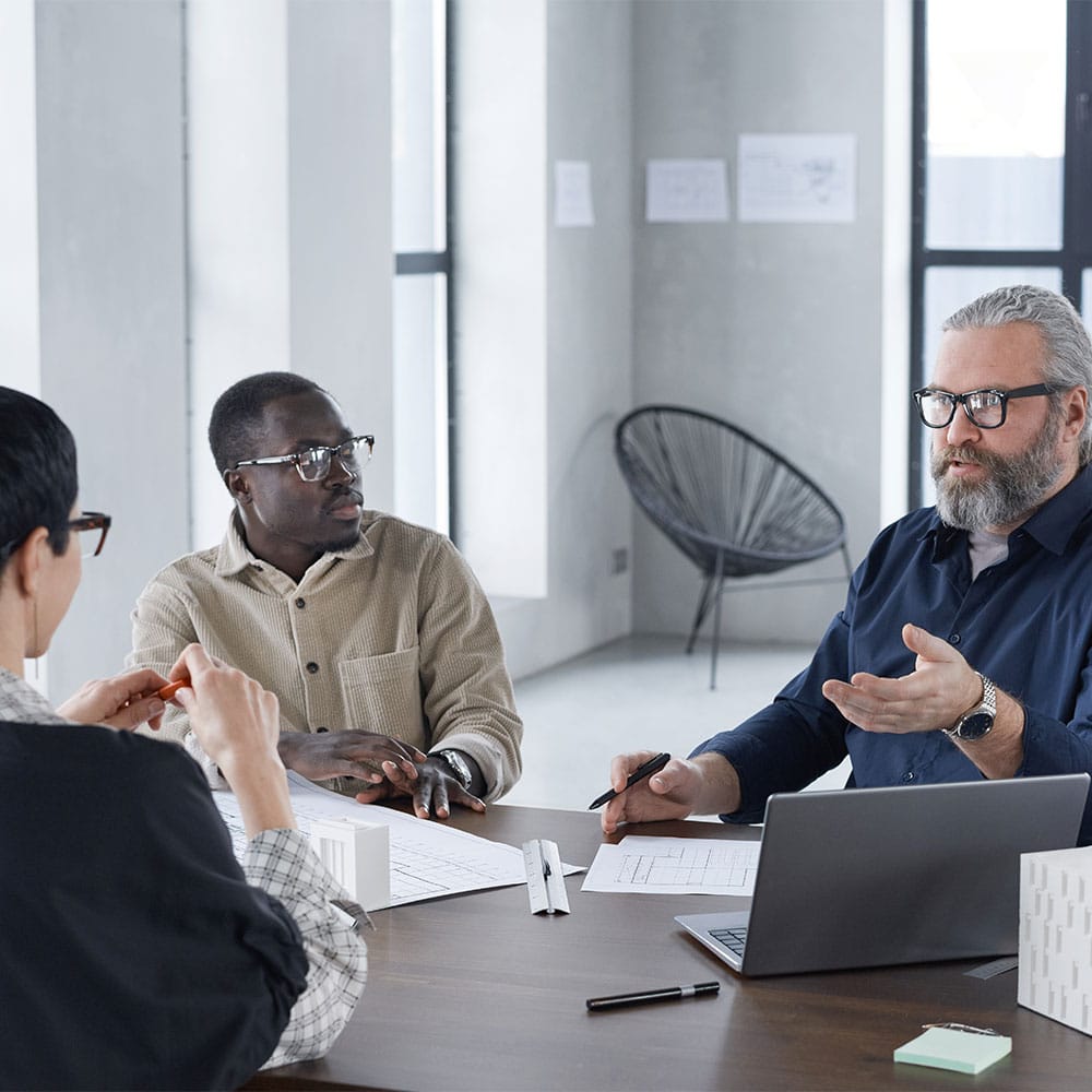 Commerciaux discutant de leur efficacité