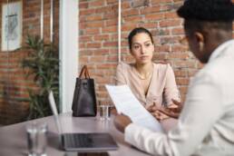 Jeune femme établissant un bilan de ses compétences