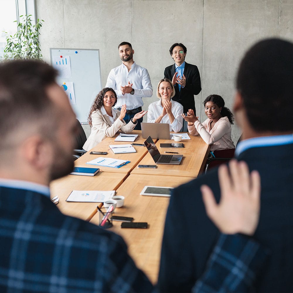 Jeune manager prêt à manager son équipe efficacement