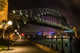 Port de Sidney en Australie avec une vue sur un pont de nuit