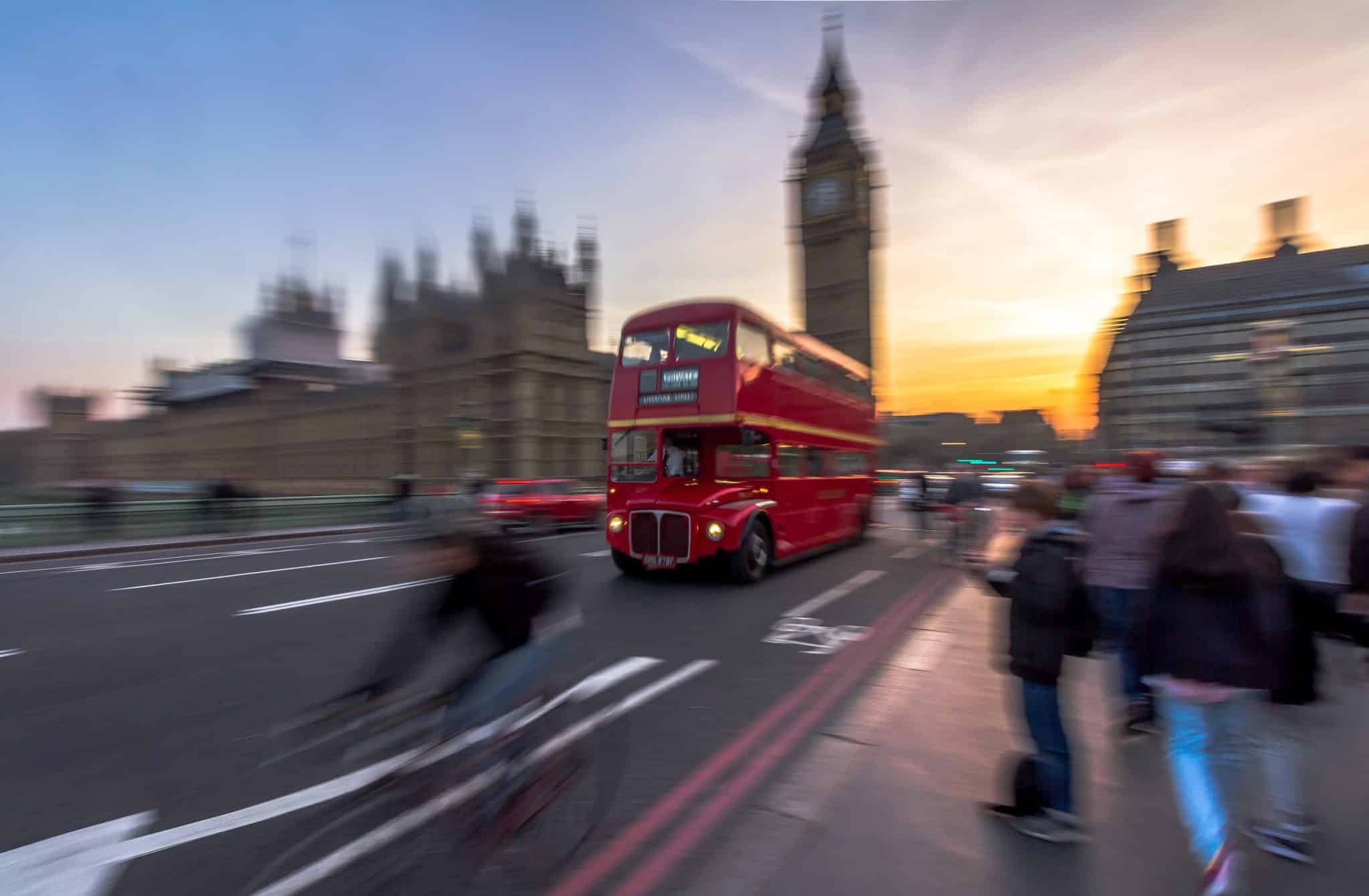 Un bus rouge londonien roule sur la route