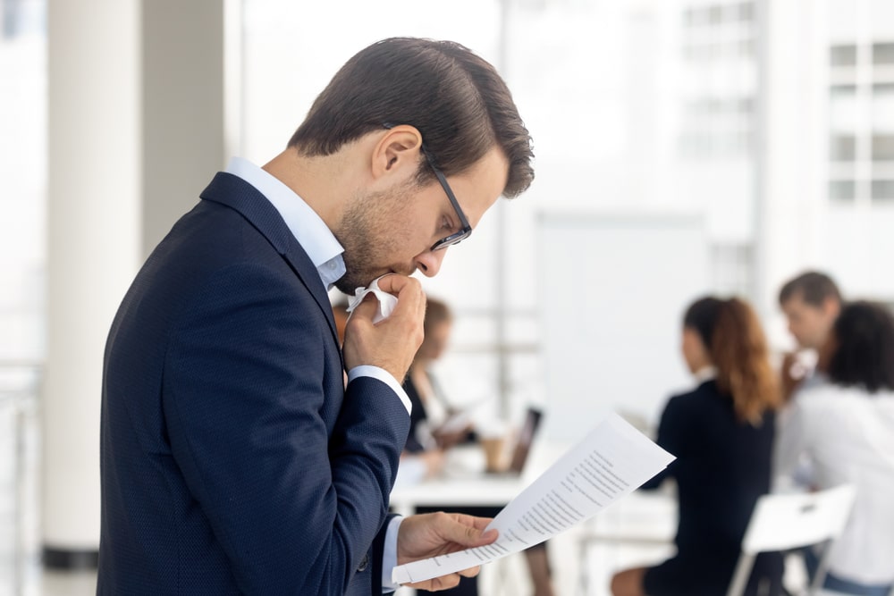 un homme n'as pas confiance en lui au bureau