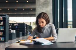 Femme étudiant du vocabulaire anglais