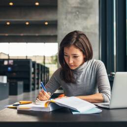 Femme étudiant du vocabulaire anglais