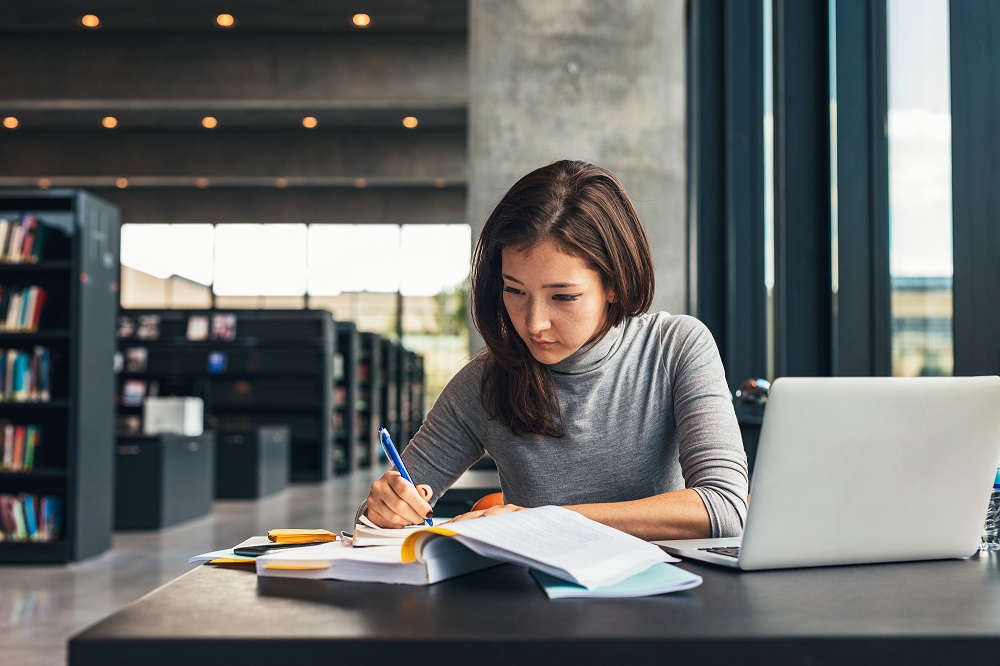 Femme étudiant du vocabulaire anglais