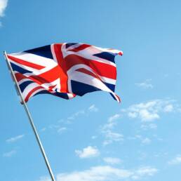 drapeau du royaume uni flottant sur un ciel bleu