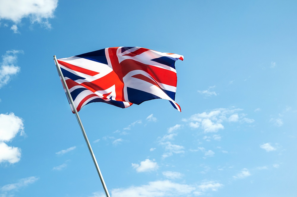drapeau du royaume uni flottant sur un ciel bleu