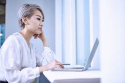 jeune femme travaillant sur son ordinateur portable