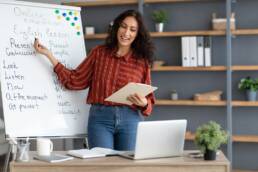 professeur d'anglais effectuant un cours d'anglais