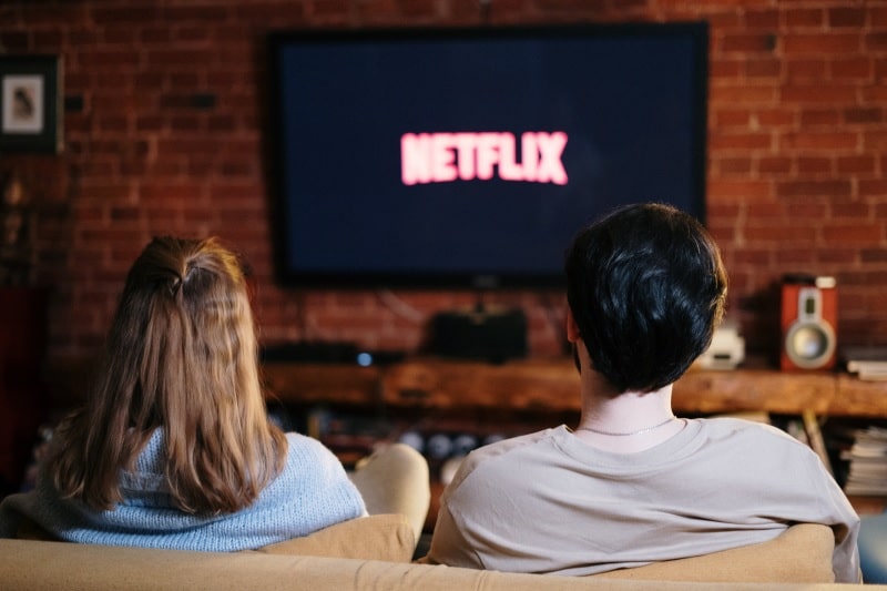 Deux personnes regardant une série Netflix pour apprendre l'anglais