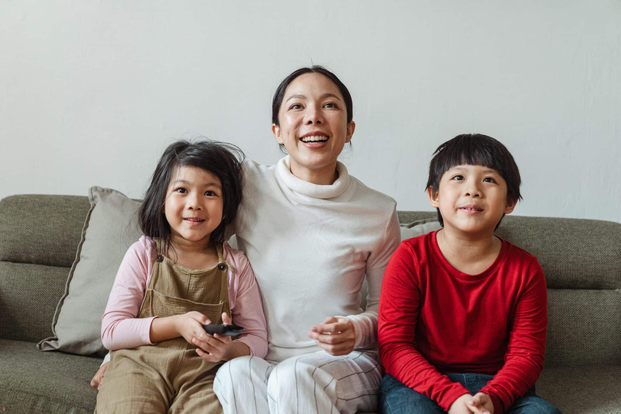 Une mère regardant des dessins animés avec ses enfants